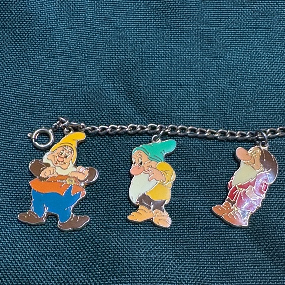 Charming Seven Dwarfs gold tone charm bracelet - Picture 3 of 6